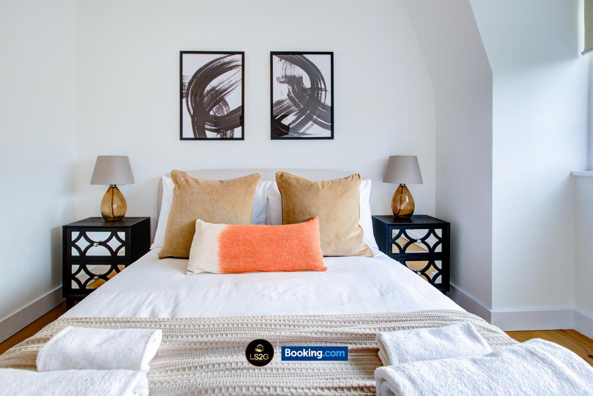 Stylish 2 Bedroom Flat By Ls2g Short Lets & Serviced Greater With Balcony And Easy Access Appartamento *