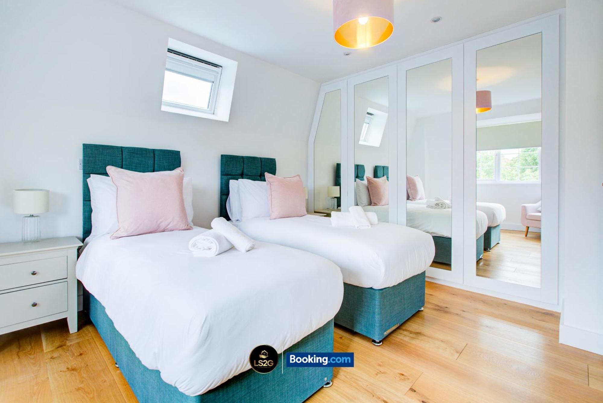 Stylish 2 Bedroom Flat By Ls2g Short Lets & Serviced Greater With Balcony And Easy Access Appartamento