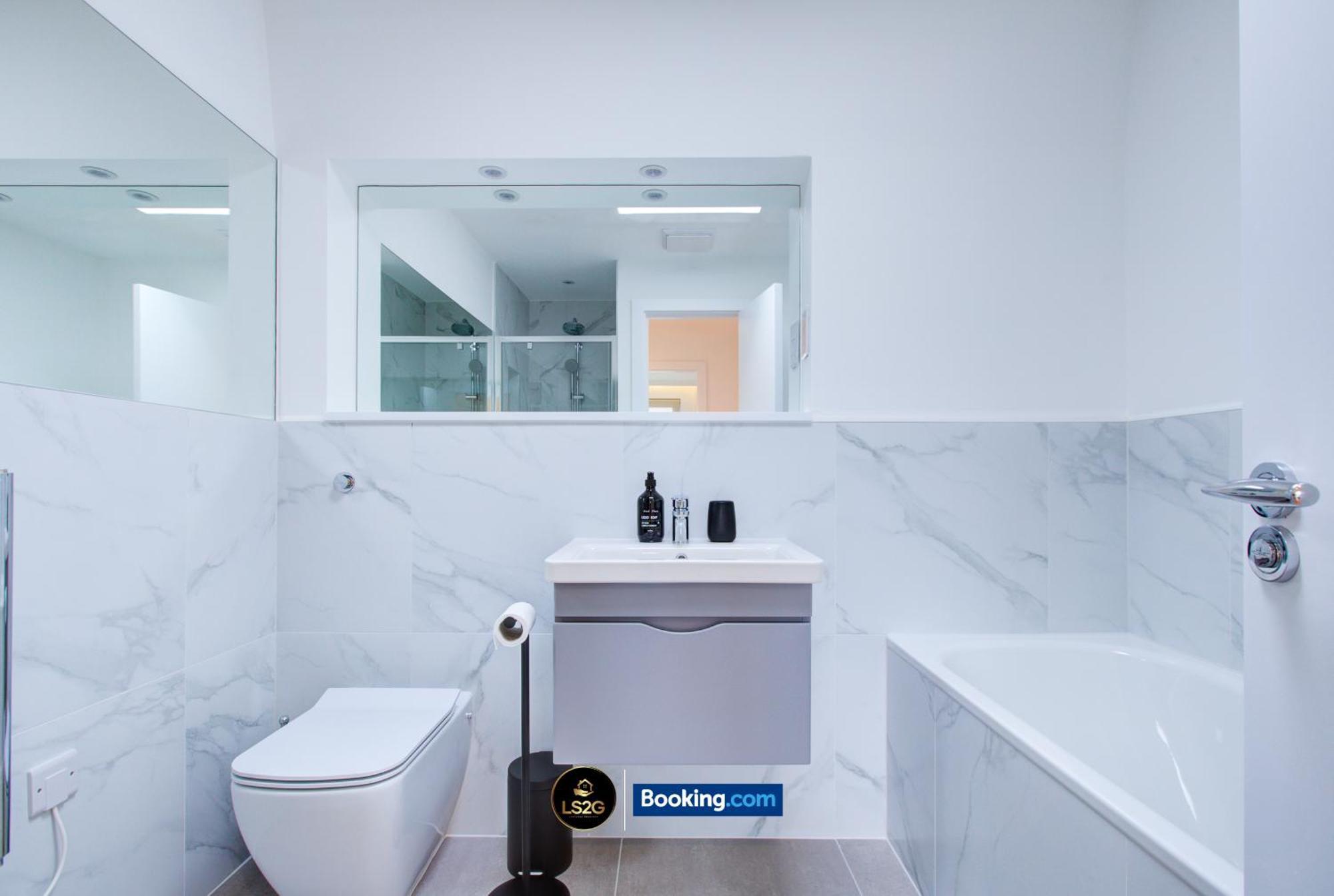 Stylish 2 Bedroom Flat By Ls2g Short Lets & Serviced Greater With Balcony And Easy Access * Londra