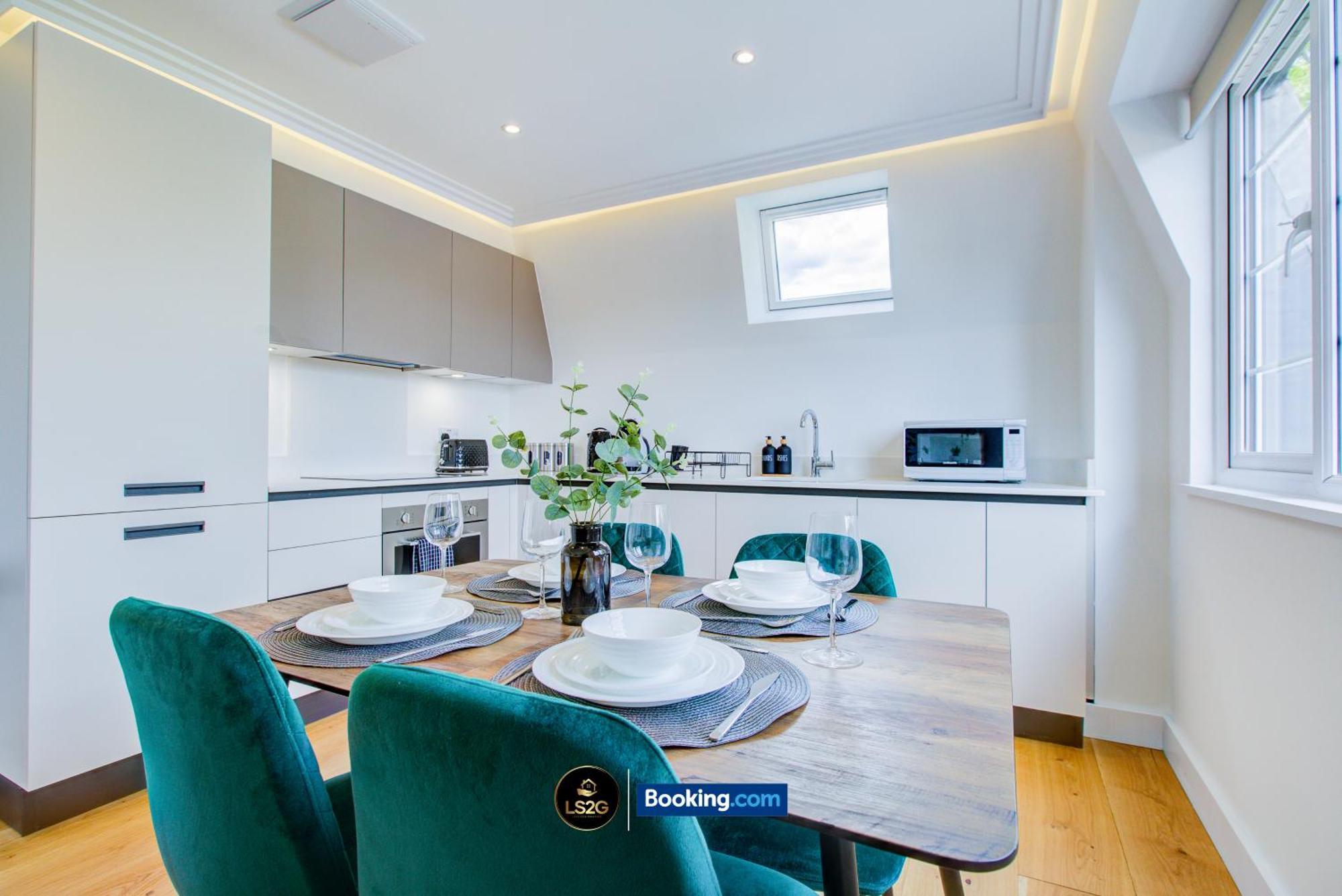 Stylish 2 Bedroom Flat By Ls2g Short Lets & Serviced Greater With Balcony And Easy Access Apartament Londra